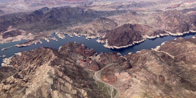 Bathtub ring on Lake Mead