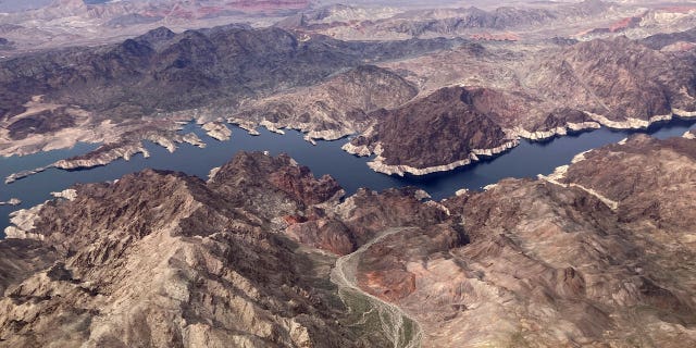 Bathtub ring on Lake Mead