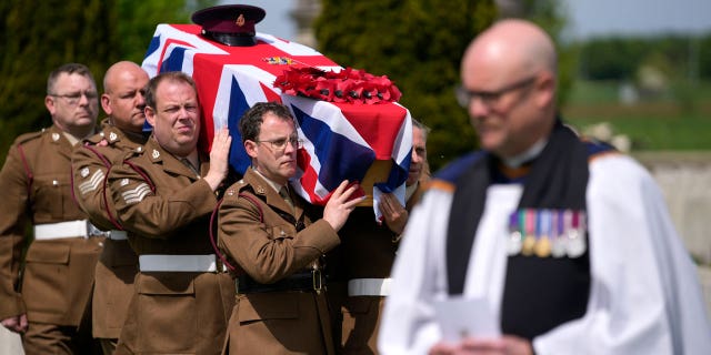 Un soldado británico es enterrado para descansar 106 años después del final de la Primera Guerra Mundial 4 entierro de la primera guerra mundial