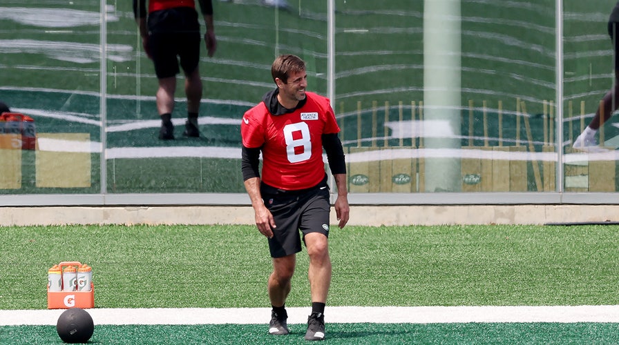 Aaron Rodgers shows up at Jets camp