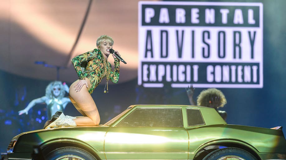 Bangerz tour, Miley on stage