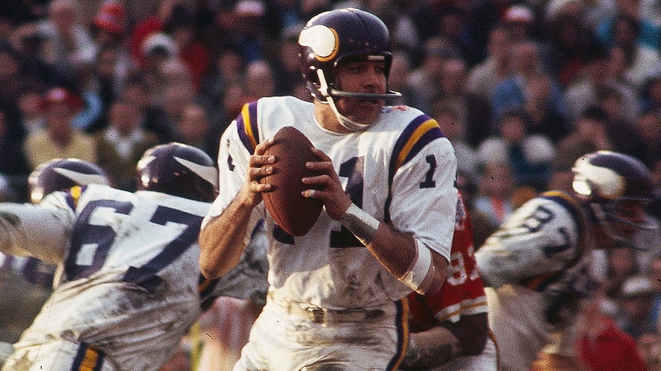 Joe Kapp, Quarterback Who Led Vikings to Super Bowl IV, Dies at 85 - The  New York Times