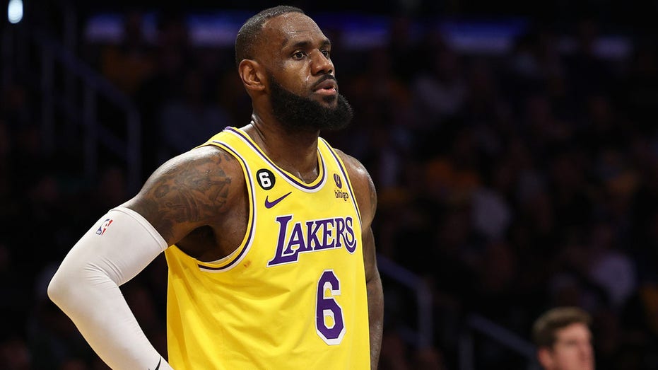 LeBron James played in postseason with torn tendon in foot that may require surgery: report