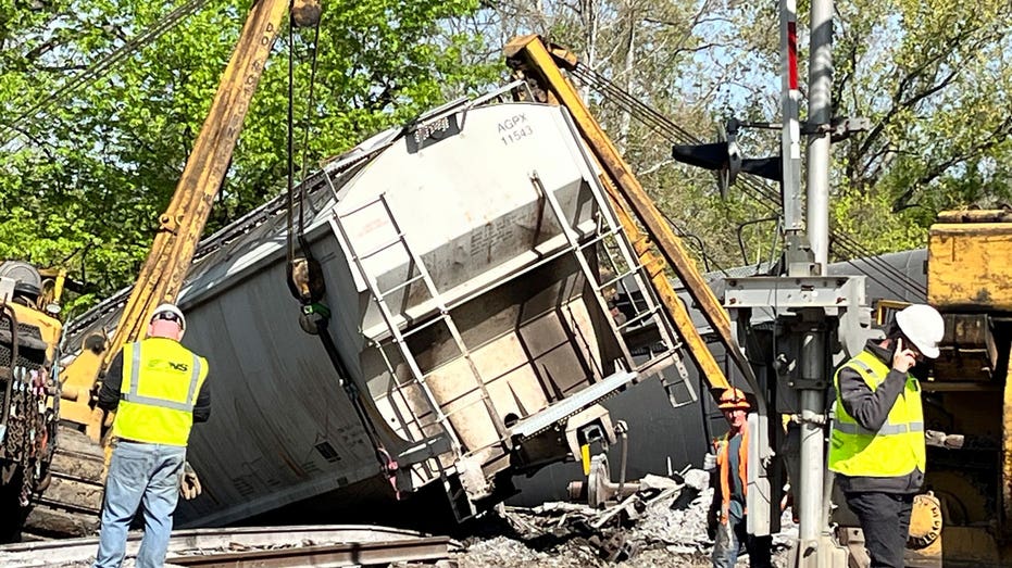 9 cars from Norfolk Southern train derail near East Palestine