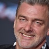 Ray Stevenson sonríe en un primer plano en la alfombra roja del estreno de "Thor: Ganarok