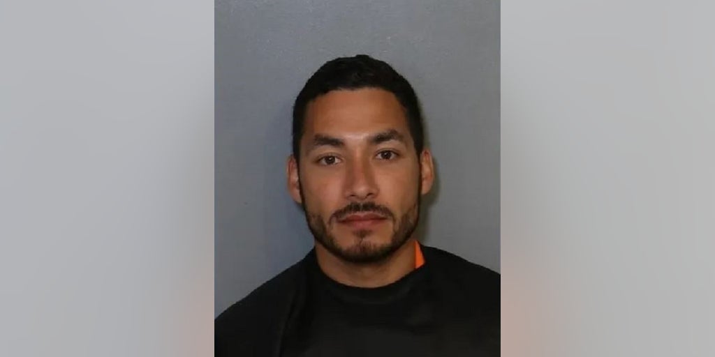 Former Florida sheriff's deputy arrested after tipping off friend accused of having sex with minor - Vimarsana News