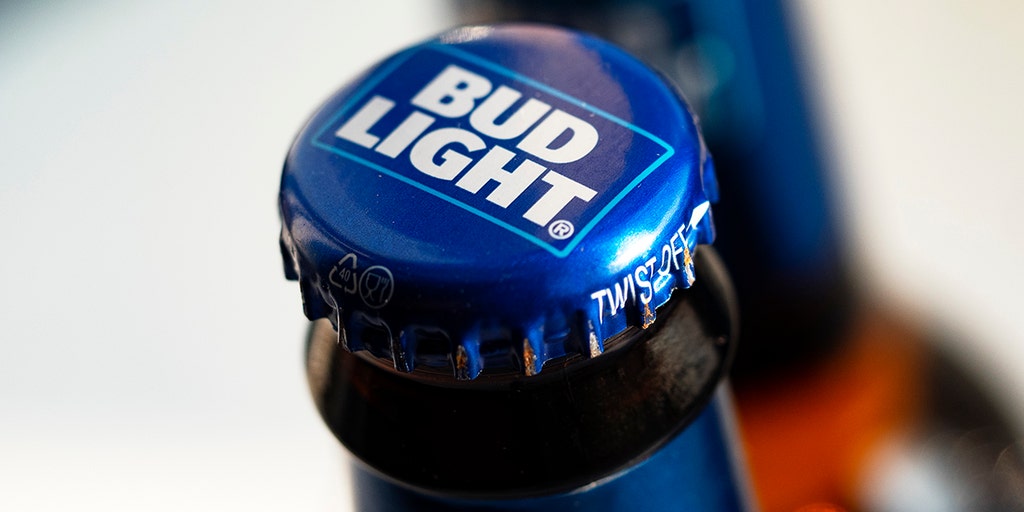New Bud Light ad ridiculed up and down social media: 'They're trying so hard' - Vimarsana News