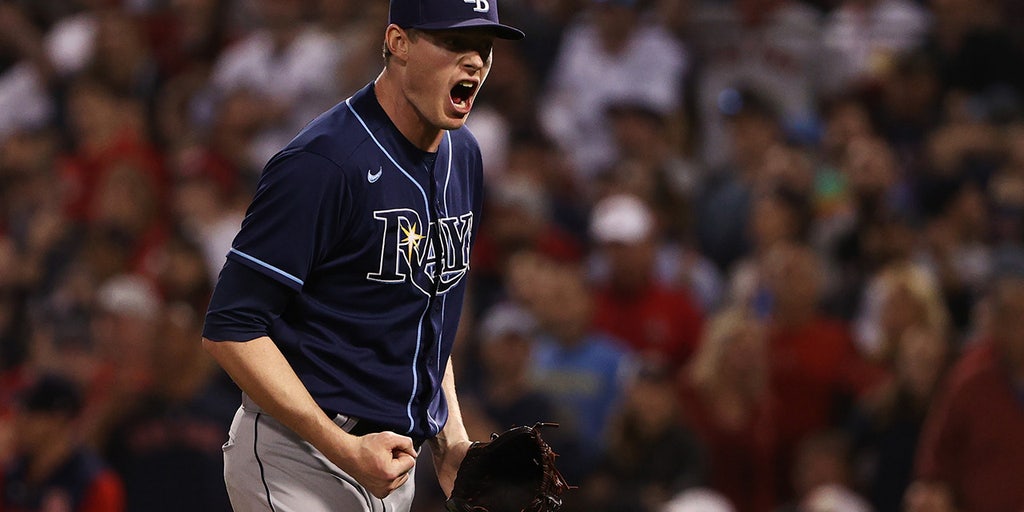 LOOK: Rays pitcher Pete Fairbanks gets black eye from dunking on 3