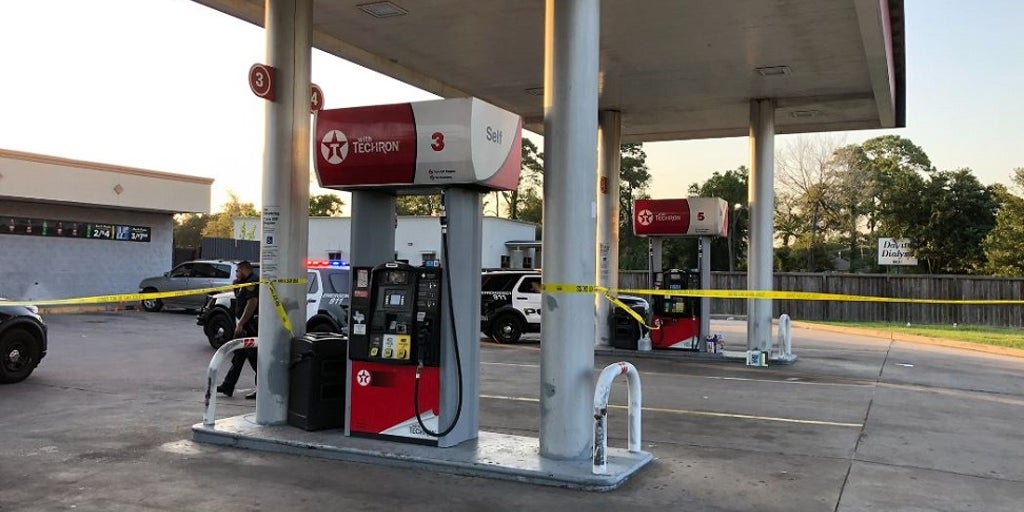 Armed Texas couple gets in gunfight with armed robbers at gas station, suspect shot - Vimarsana News
