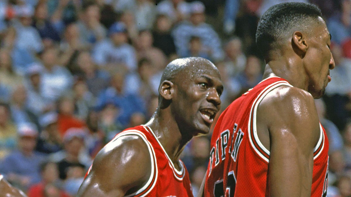 Michael Jordan and Scottie Pippen vs the Cavs