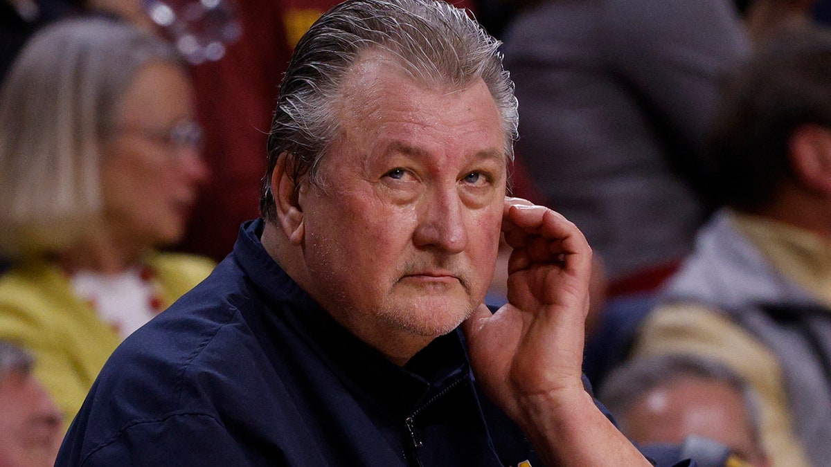 Bob Huggins scratches