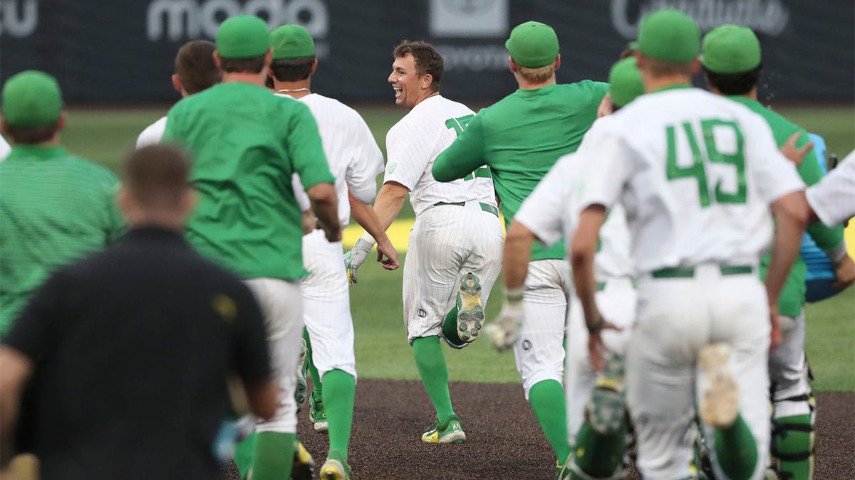 Oregon celebrates its win over Oral Roberts