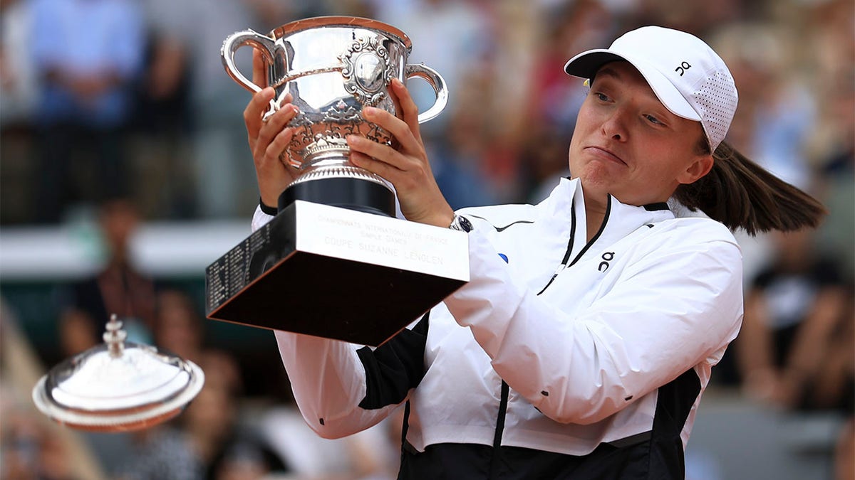 Iga Swiatek celebrates winning the French Open