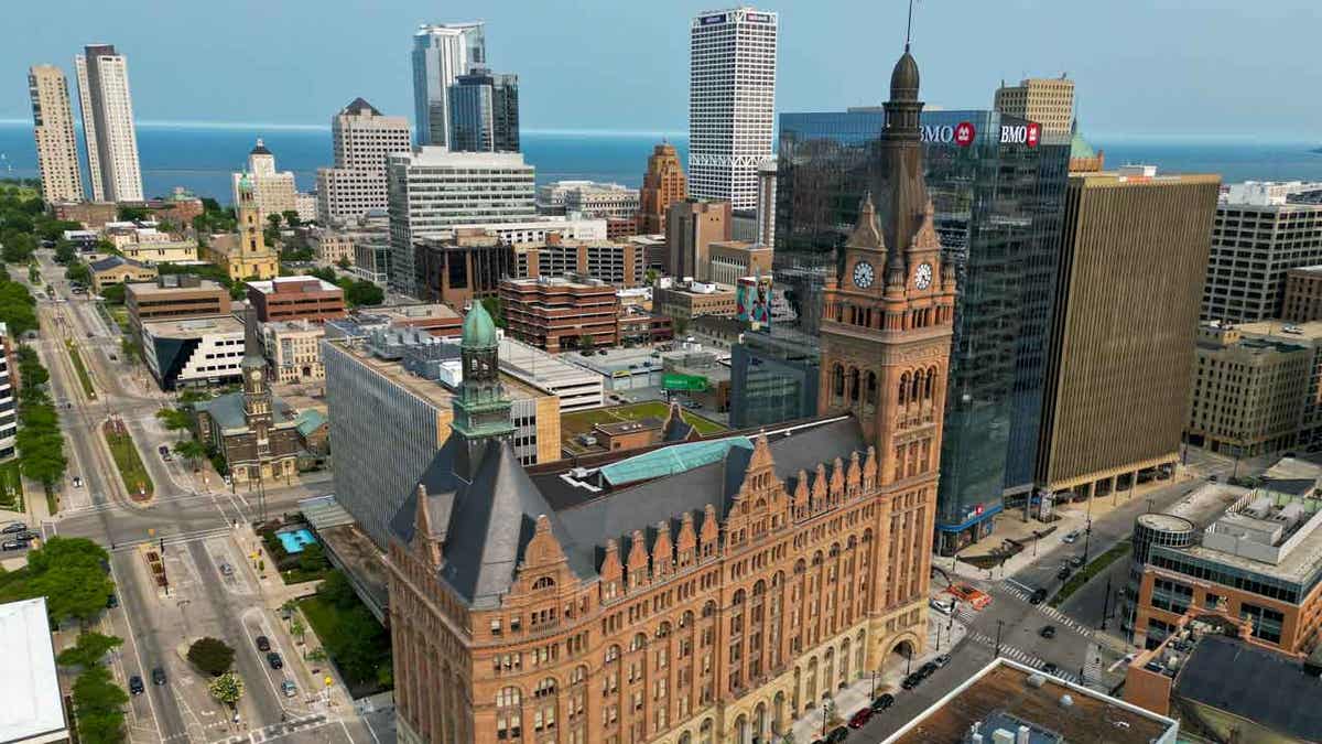 Milwaukee Clears 2-cent Sales Tax Hike In Bid To Avoid Bankruptcy | Fox ...