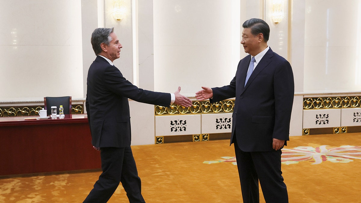 Blinken e Xi Jinping apertando as mãos