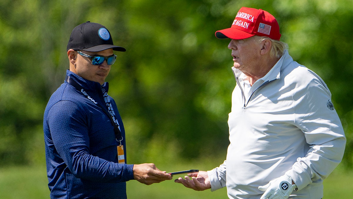 Walt Nauta plays golf with Trump