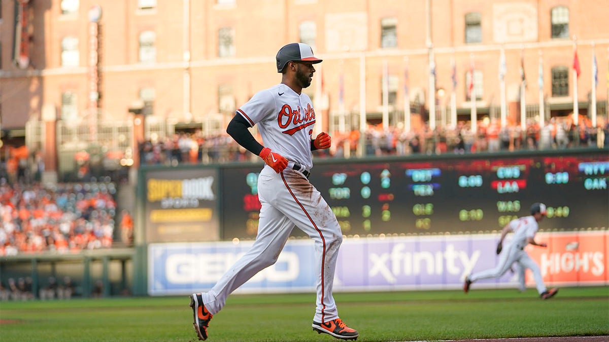 Dodgers' JD Martinez hits 299th, 300th career home runs in win