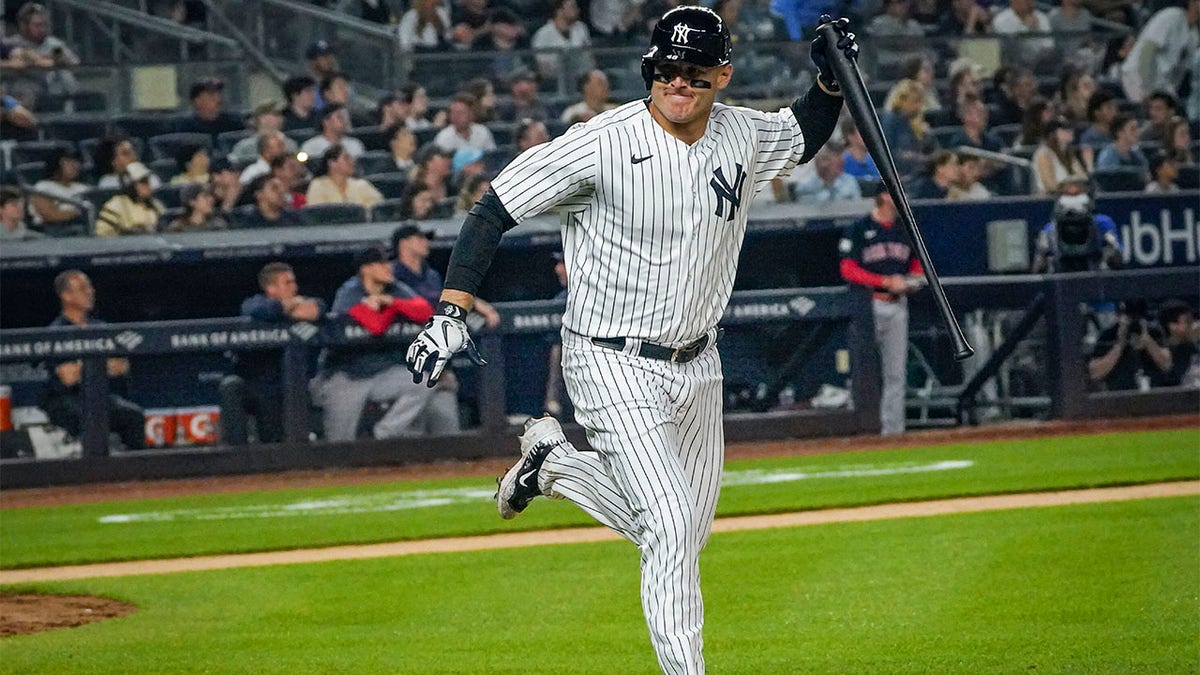 Anthony Rizzo melempar kelelawar