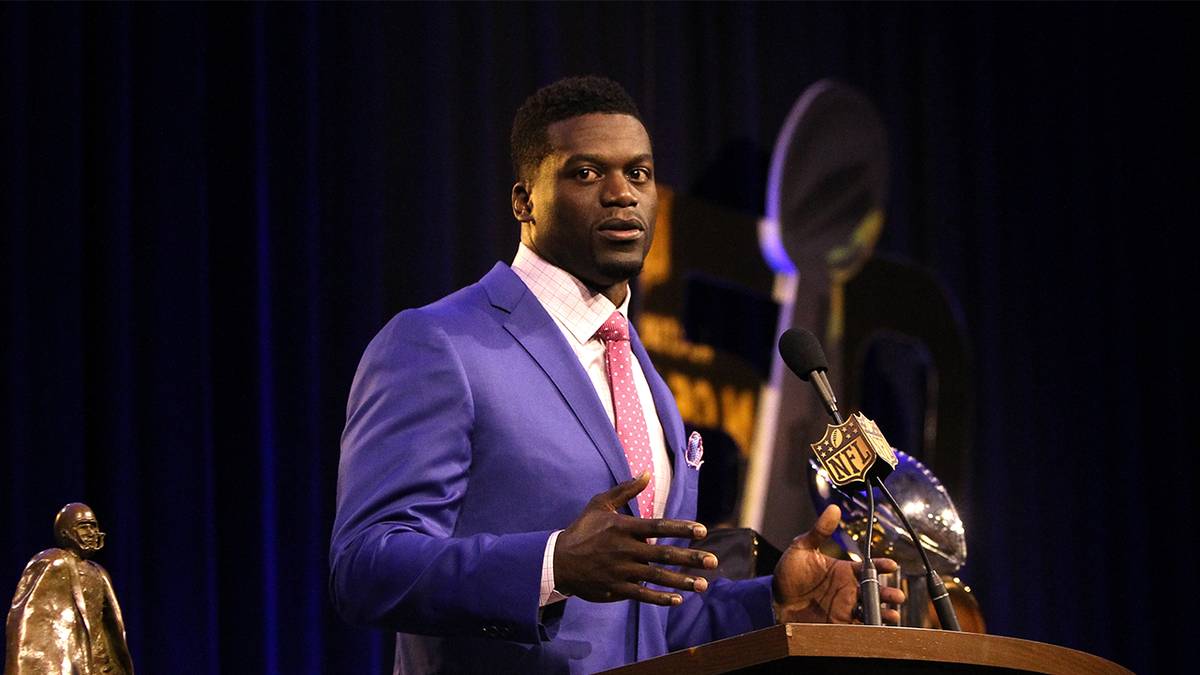 Ben Watson accepting award in 2015