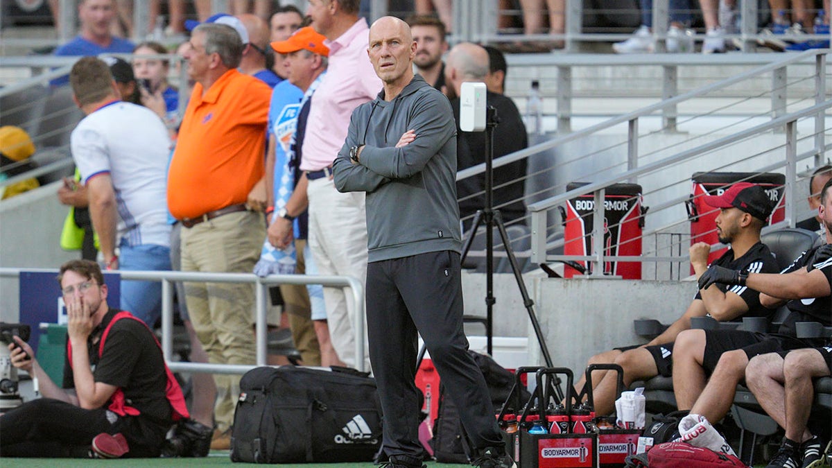 Bob Bradley watches 