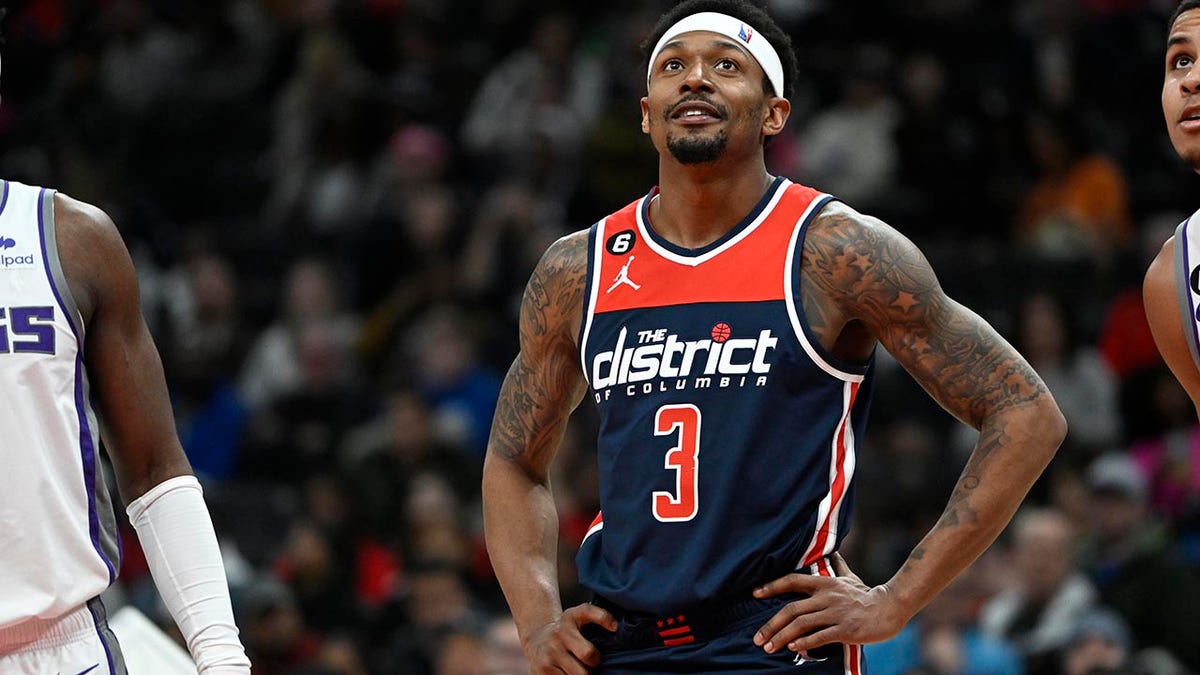 Bradley Beal espera un disparo