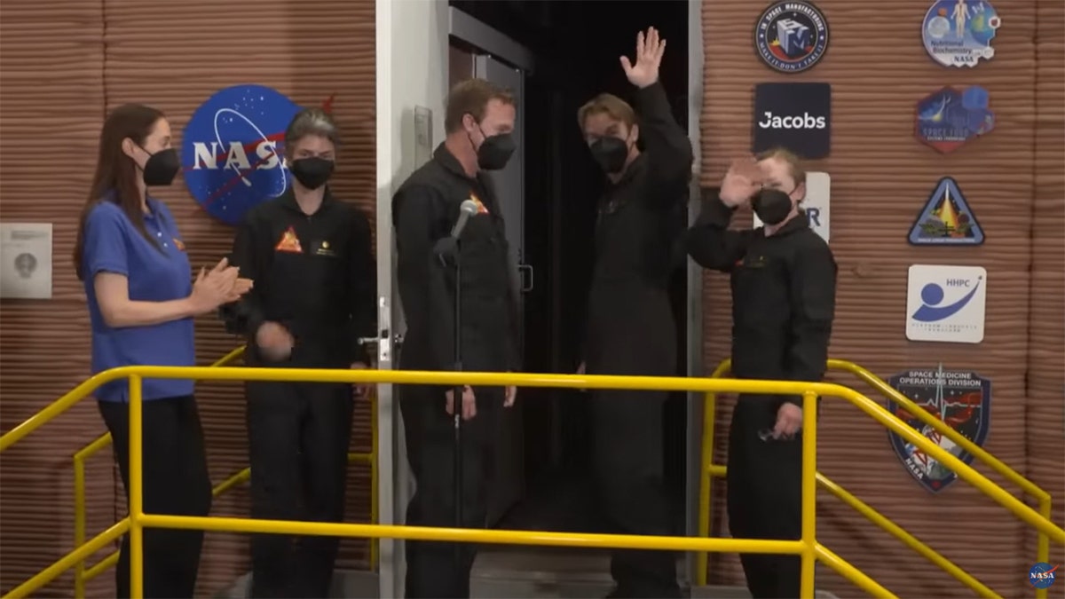 NASA crew enters Mars simulator