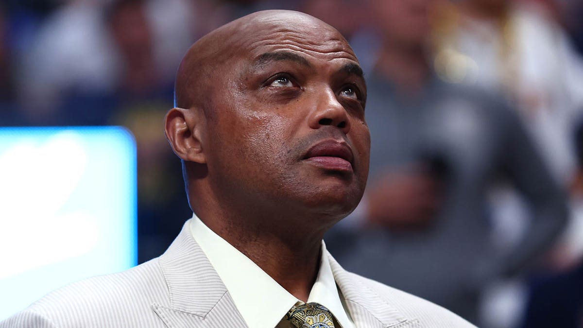 Charles Barkley looks up