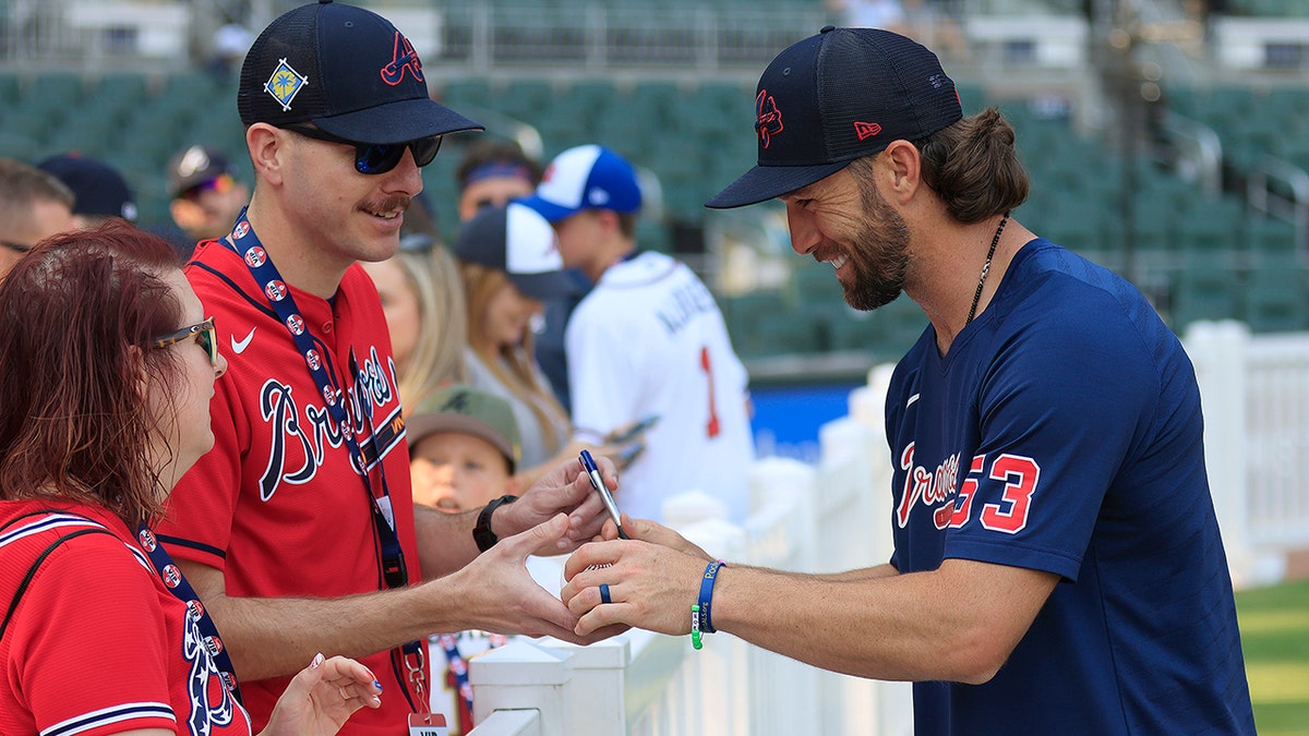 Charlie Culberson signs autographs