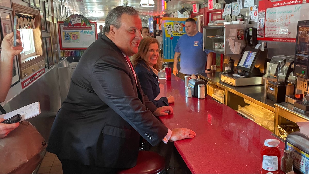 Chris Christie visits the Red Arrow Diner in Manchester, New Hampshire