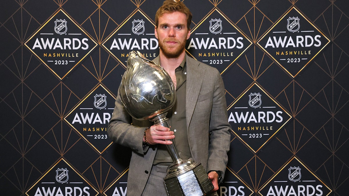 Connor McDavid with the Hart Trophy