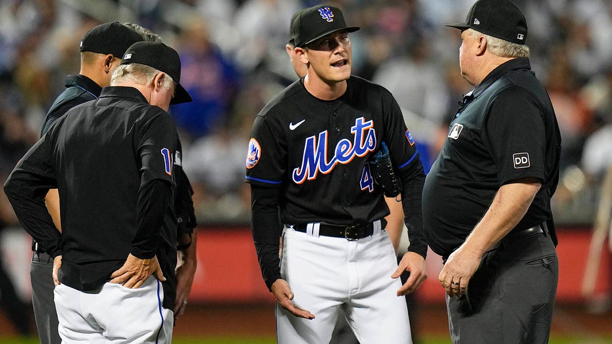 Mets pitcher's hands were sticky too, but umpire that ejected Drew Smith  lets it slide 