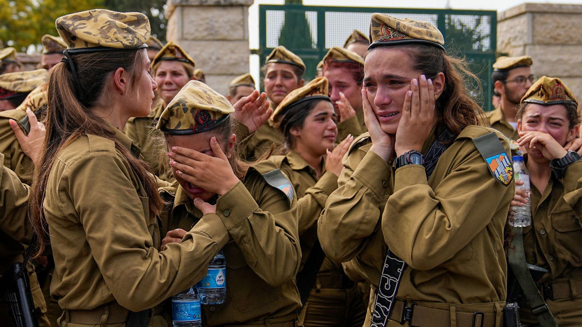 Israeli soldiers mourning