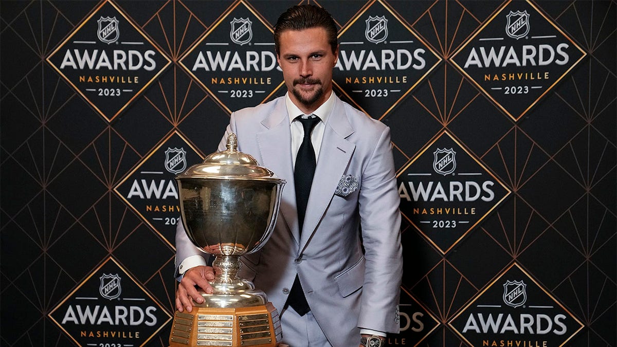 Erik Karlsson poses with trophy
