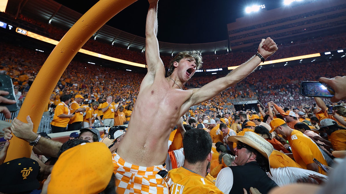 Tennessee Volunteers fans tear down goal post