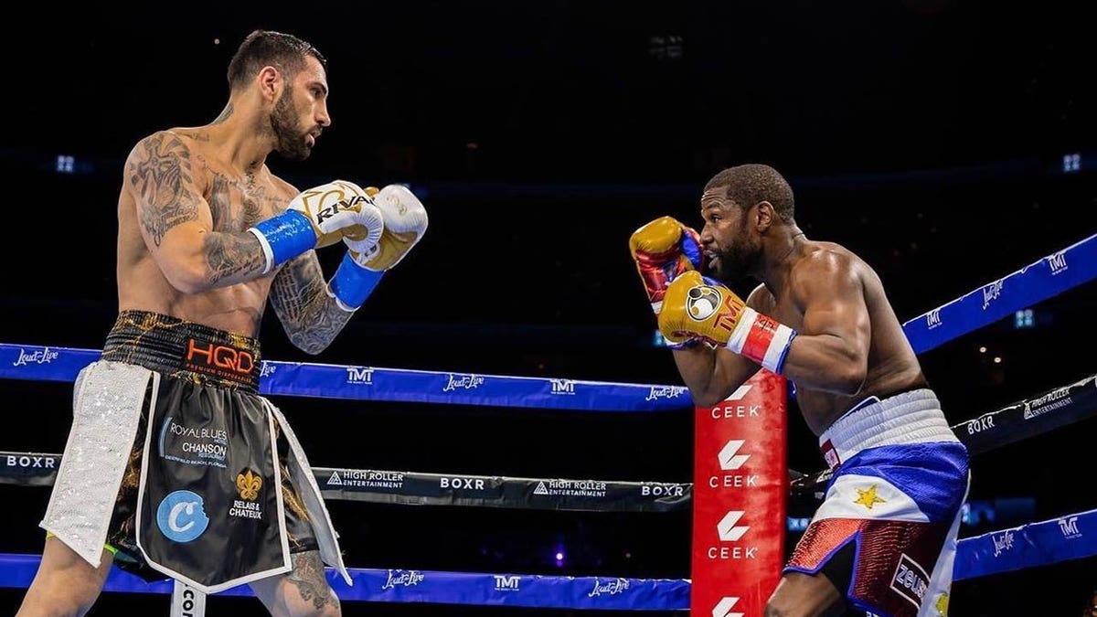 Floyd Mayweather & John Gotti III face off in a boxiing match