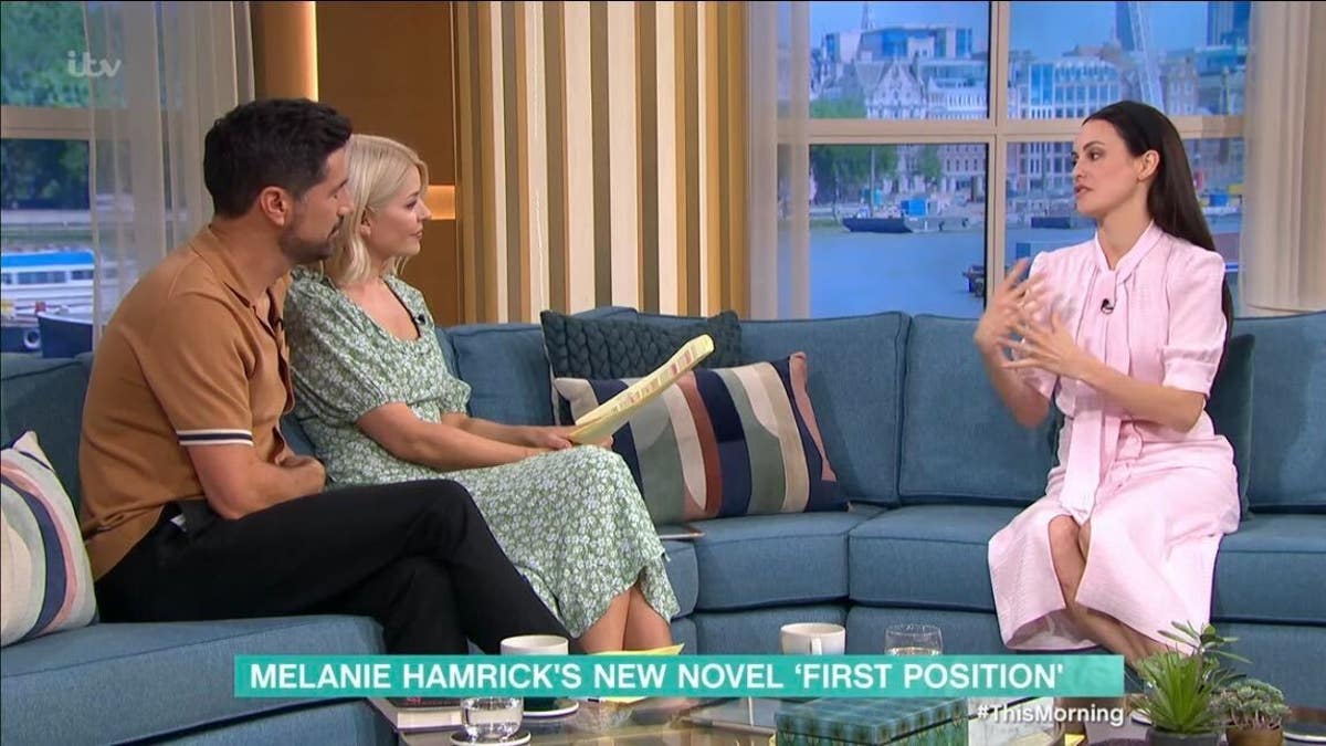 melanie hamrick, craig doyle and holly willoughby sitting on couch on this morning