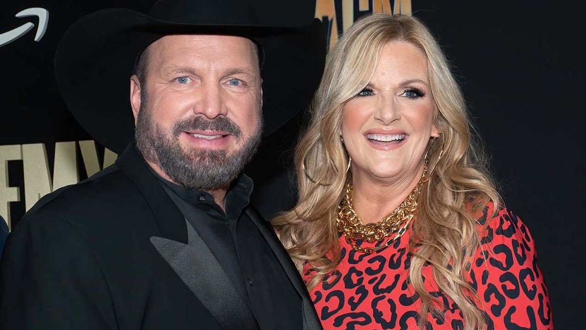 CMT Music Award Winner Trisha Yearwood Credits Family For Keeping Her   GARTH BROOKS TRISHA YEARWOOD 2 