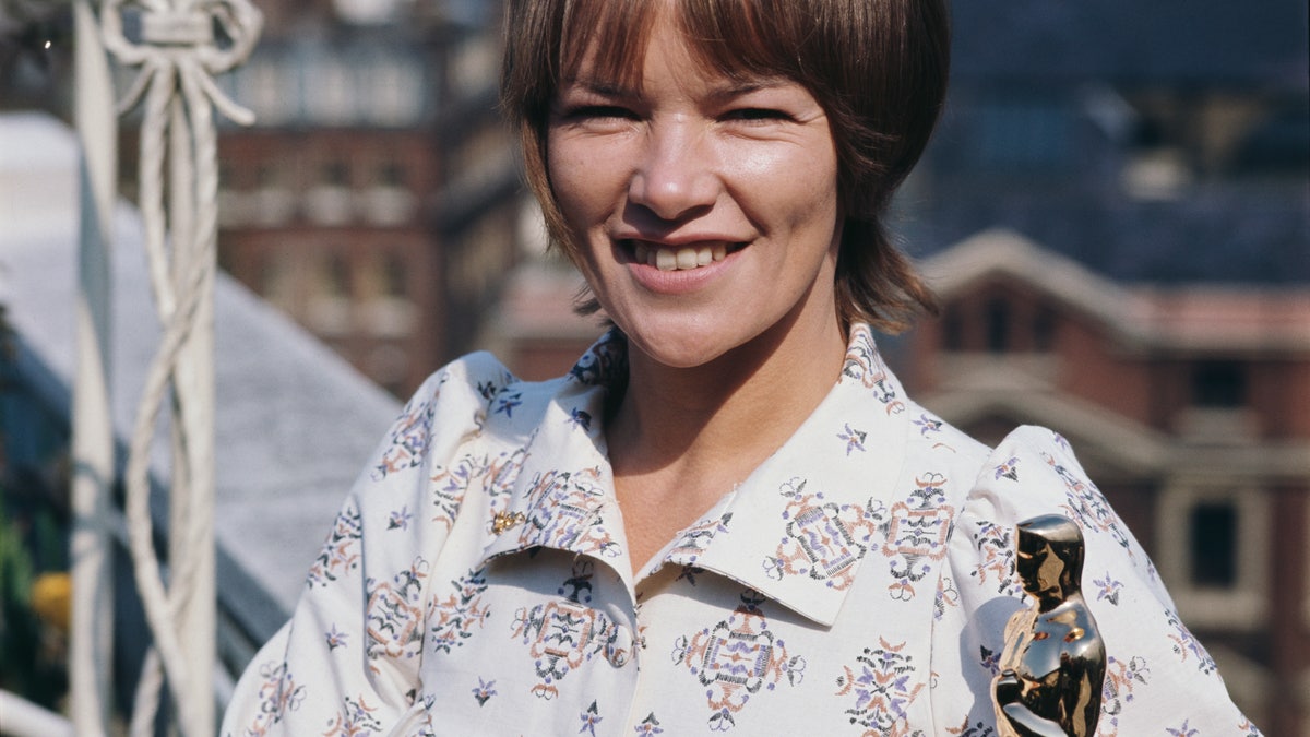 Glenda Jackson holding her first Oscar