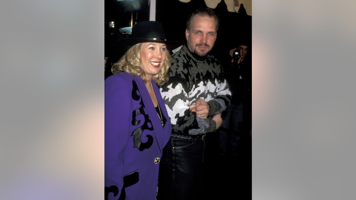 Garth Brooks with his wife, Sandy Mahl, in a purple outfit