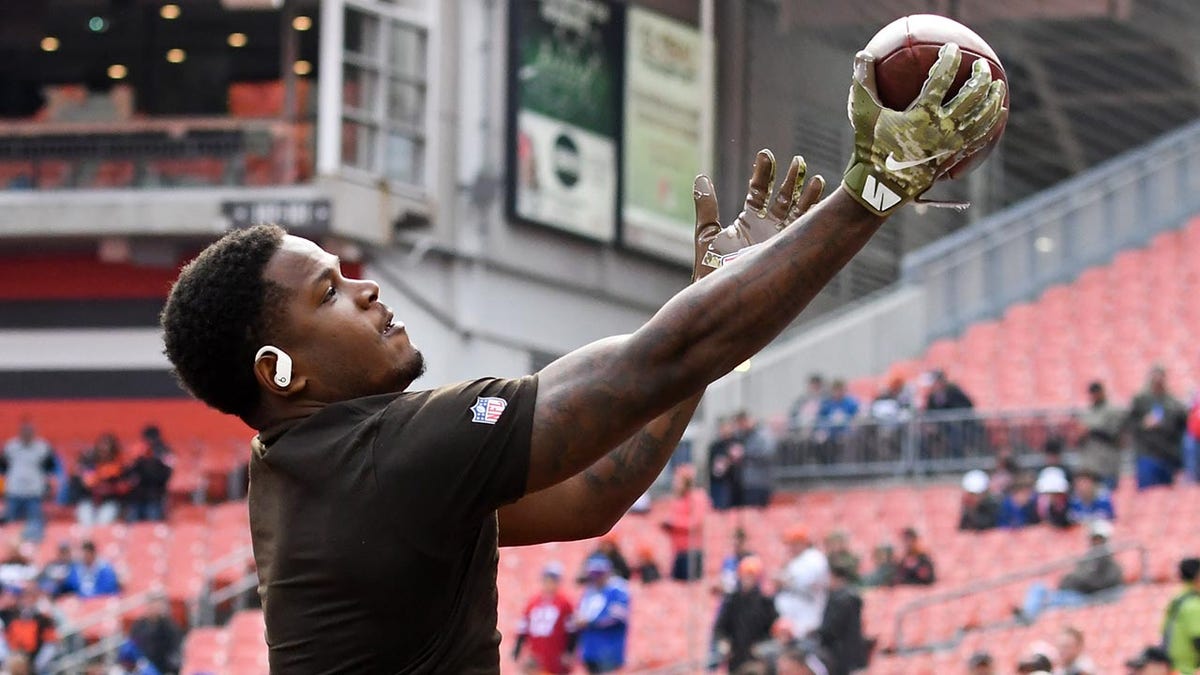 Antonio Callaway warms up before a Browns game in 2019