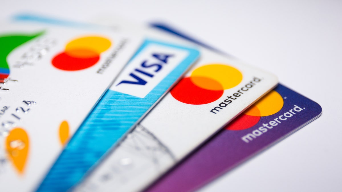 Bu fotoğraf illüstrasyonunda Visa kredi kartı ve Mastercard banka kartlarının sergilendiği görülüyor.