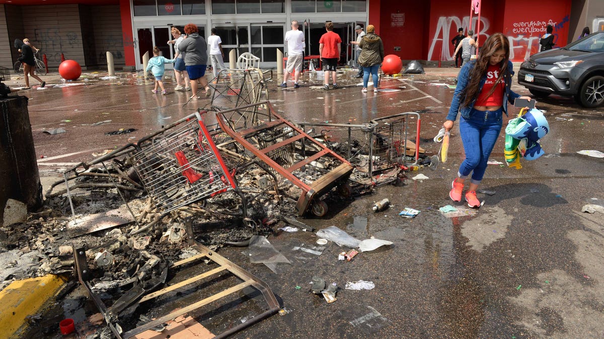 secuelas de los disturbios de Minneapolis incendio en Target lot