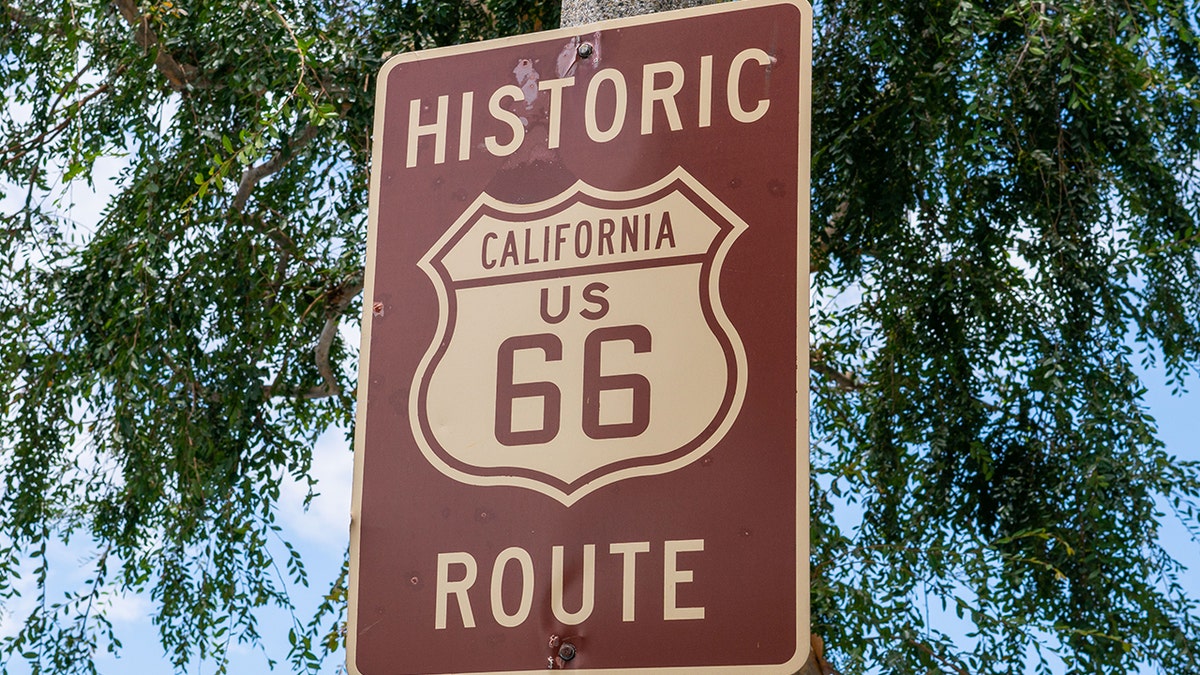 tanda jalan untuk rute ikonik 66