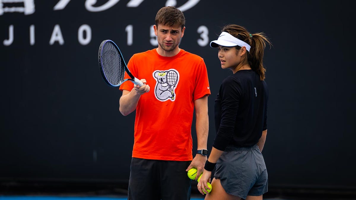 Emma Raducanu speaks with her coach Sebastian Sachs