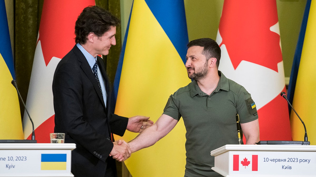 Trudeau shakes hands with Ukrainian president