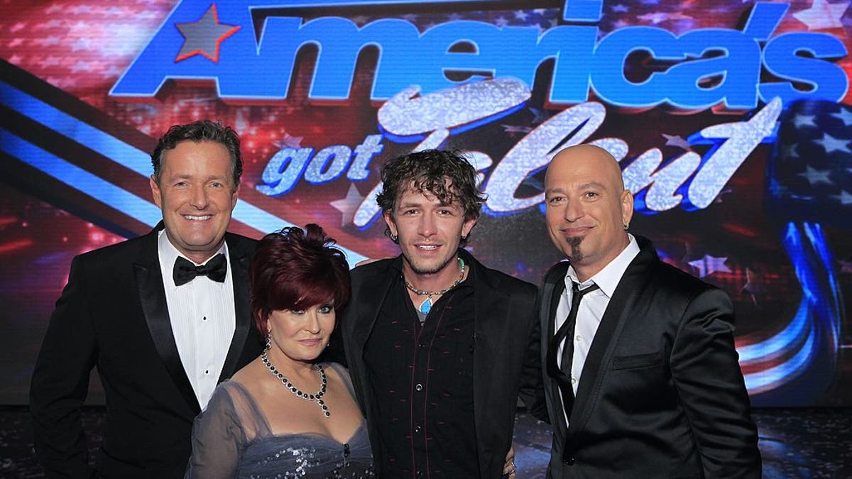 Michael Grimm dengan Howie Mandel, Sharon Osbourne dan Piers Morgan