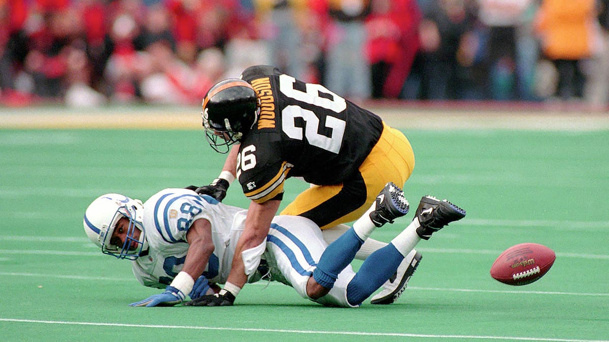 Rod Woodson breaks up a pass