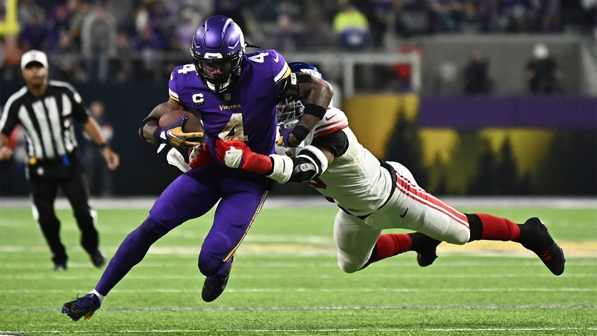 Dalvin Cook rushes against the Giants