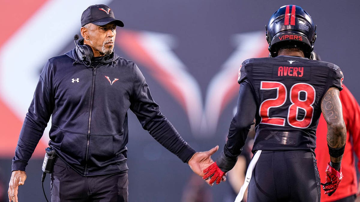 Rod Woodson, XFL's Vegas Vipers Head Coach & Pro Football HoFer, sits down  with VSiN Primetime 