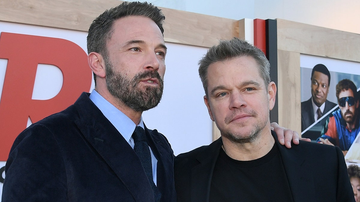 Ben Affleck e Matt Damon no tapete para a estreia mundial de "Ar" em Los Angeles